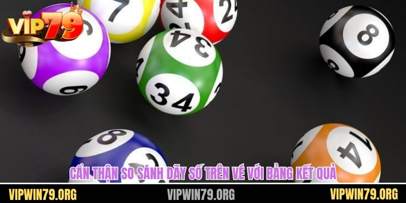 Cẩn thận so sánh dãy số trên vé với bảng kết quả